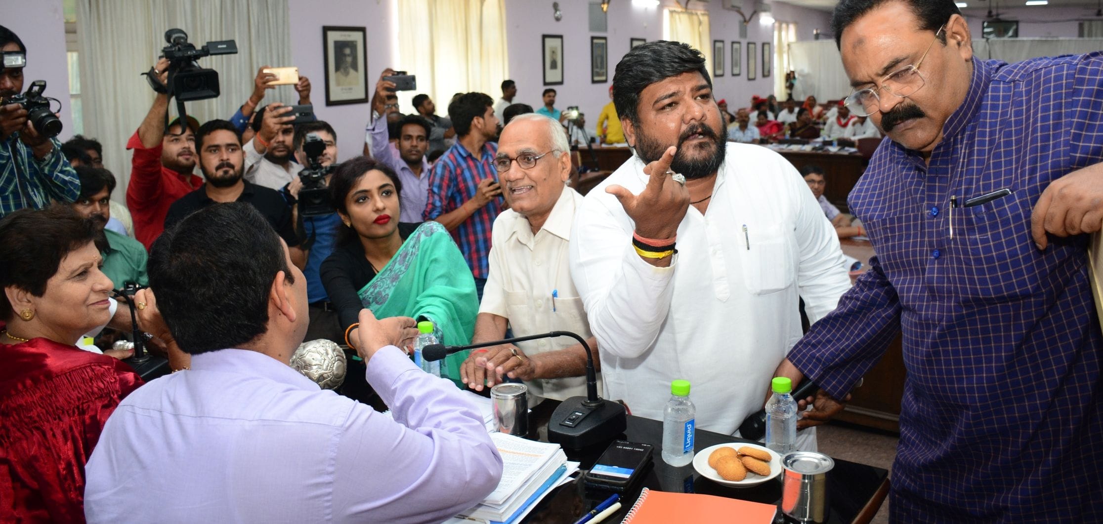 नगर निगम सदन में पहुची महापौर संयुक्ता भाटिया सदन के दौरान विपक्ष पार्षद का महापौर से किसी बात को नगर निगम सदन में पहुची महापौर संयुक्ता भाटिया सदन के दौरान विपक्ष पार्षद का महापौर से किसी बात को