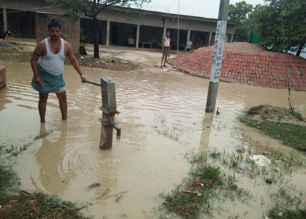 लक्ष्मणपुर ब्लाक के फूलपुर गांव में बारिश के बाद बस्ती तक भरा पानी। लक्ष्मणपुर ब्लाक के फूलपुर गांव में बारिश के बाद बस्ती तक भरा पानी।