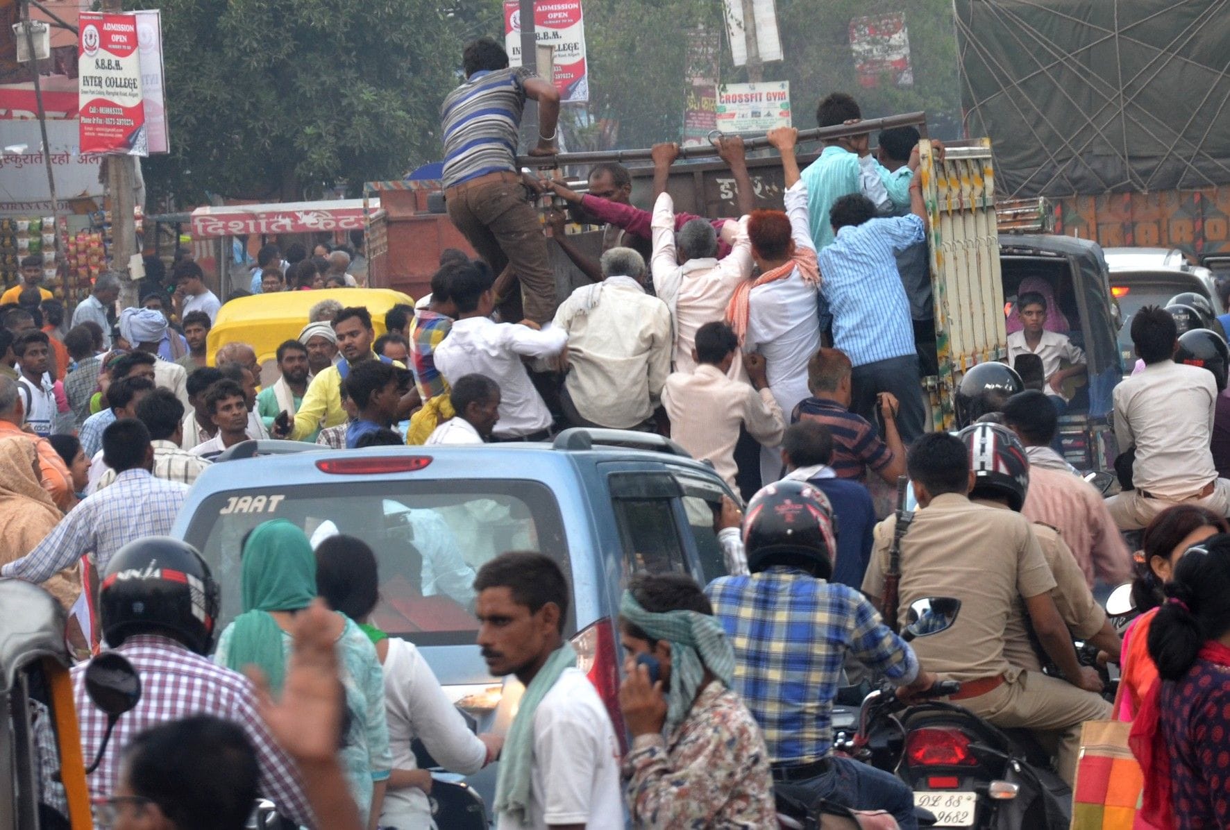 क्वार्सी चौराहे पर लगे जाम में डग्गेमार वाहन सवारियों को भरता ।