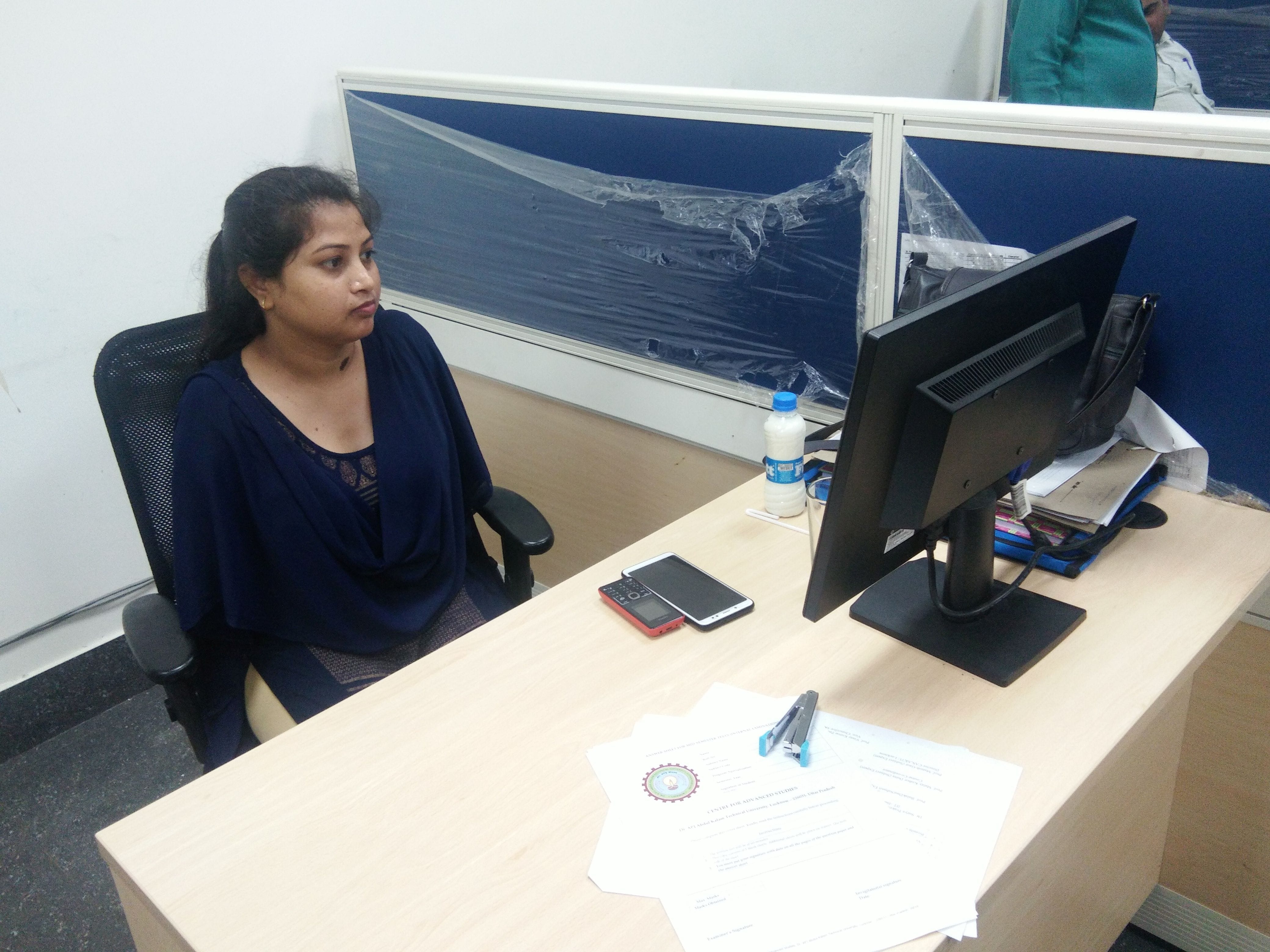 हाथ नहीं तो क्या पैरों से कम्प्यूटर चलाती हैं रानी। हाथ नहीं तो क्या पैरों से कम्प्यूटर चलाती हैं रानी।