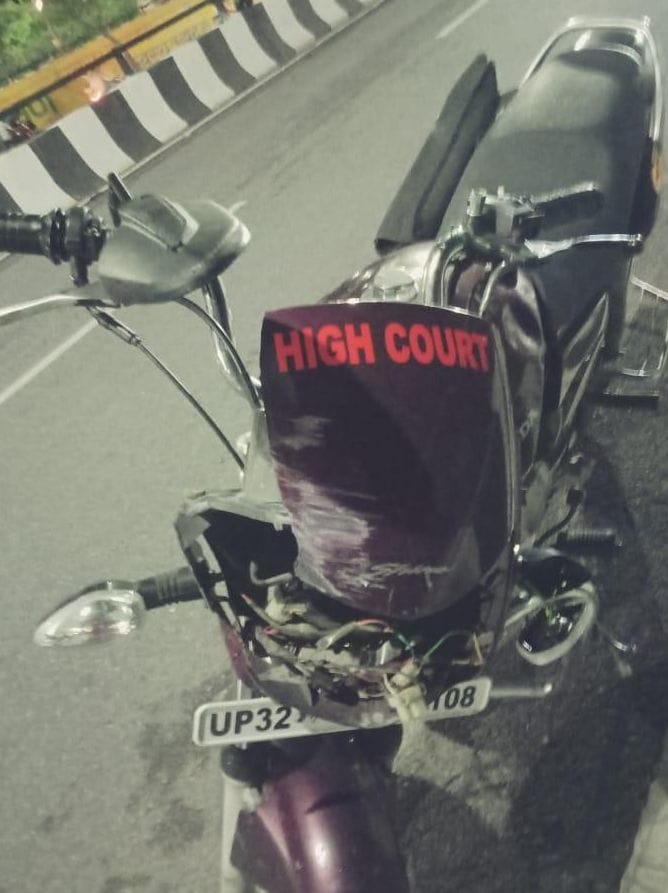 विभूतिखंड के मधुरिमा रेस्टोरेंट के पास फ्लाईओवर पर भीषण एक्सीडेंट। विभूतिखंड के मधुरिमा रेस्टोरेंट के पास फ्लाईओवर पर भीषण एक्सीडेंट।