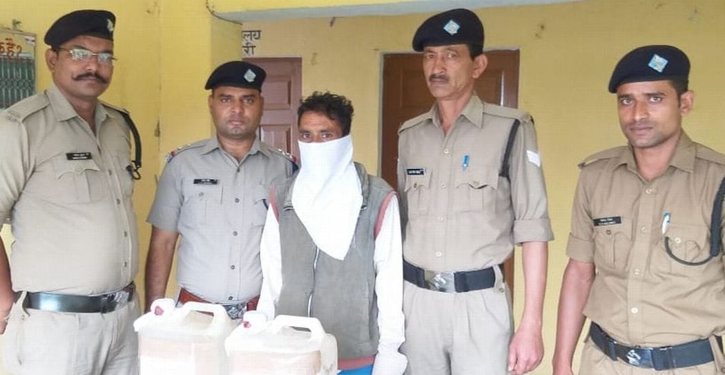 रीमा में 20 लीटर अवैध कच्ची शराब के साथ पकड़ा गया आरोपी। रीमा में 20 लीटर अवैध कच्ची शराब के साथ पकड़ा गया आरोपी।