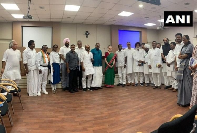 Sonia and Rahul Gandhi gave tips to new MPs of Congress