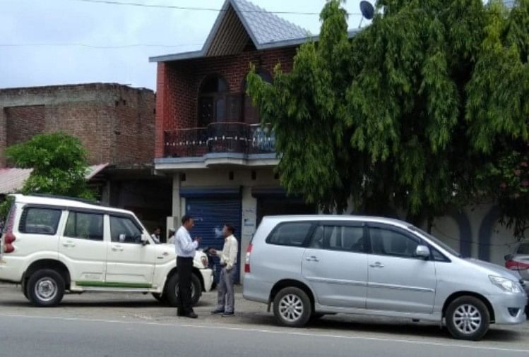 सहारनपुर: फर्जी कंपनी मामले में खनन माफिया इकबाल व करीबियों के मकान पर सीबीआई की छापेमारी कार्रवाई के दौरान सीबीआई की टीम