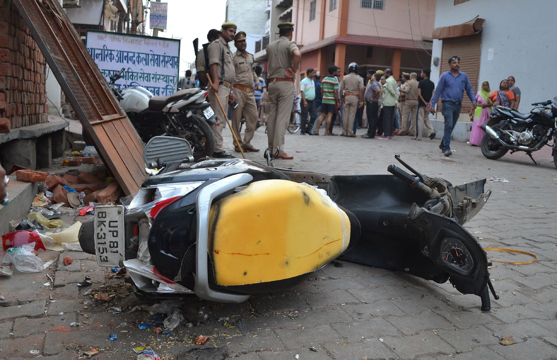 भाजपा पार्षद की स्कूटी तोड़ी। भाजपा पार्षद की स्कूटी तोड़ी।