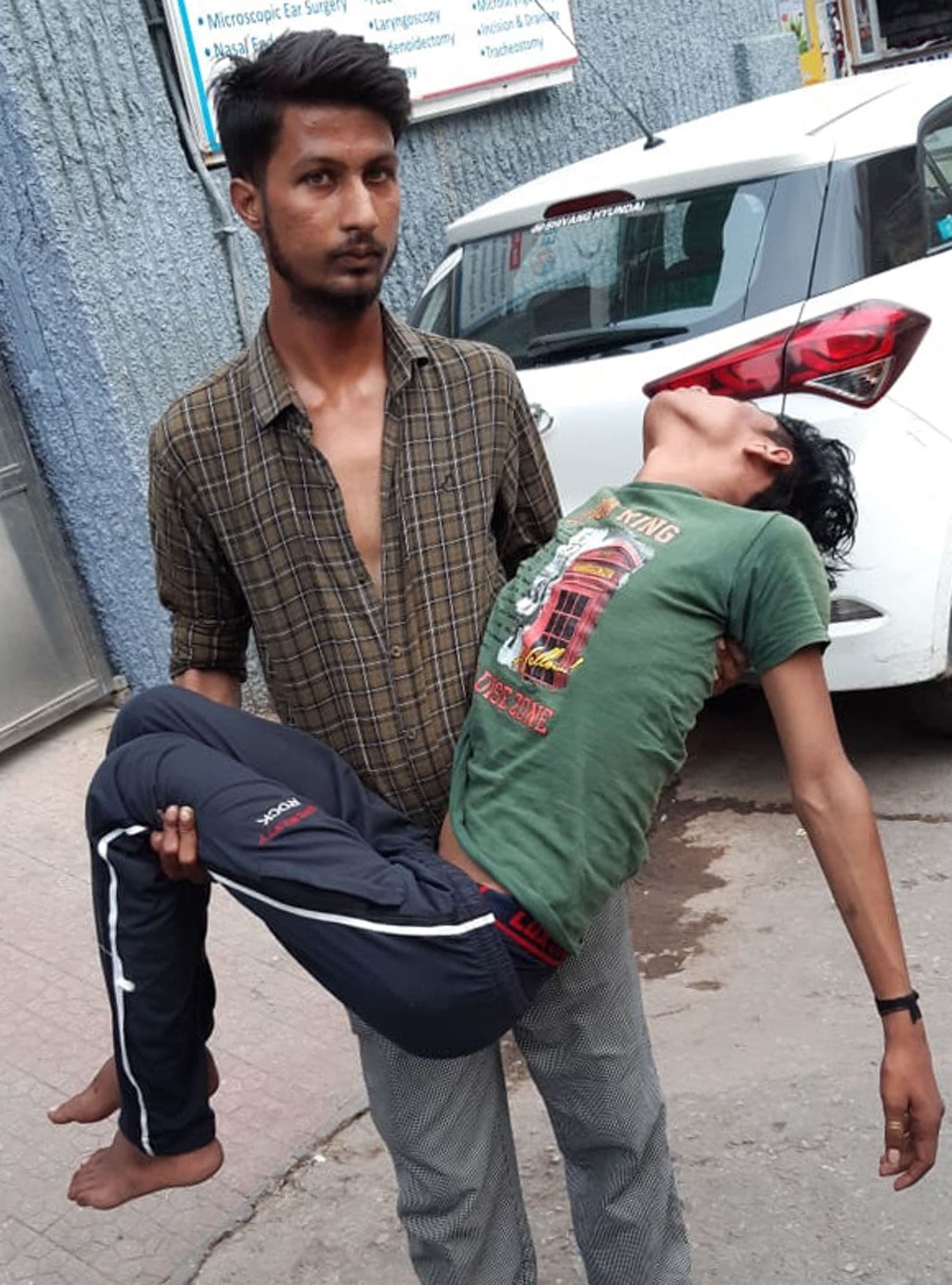 भाजपा पार्षद की मार से बेहोश हुए नाबालिग। भाजपा पार्षद की मार से बेहोश हुए नाबालिग।
