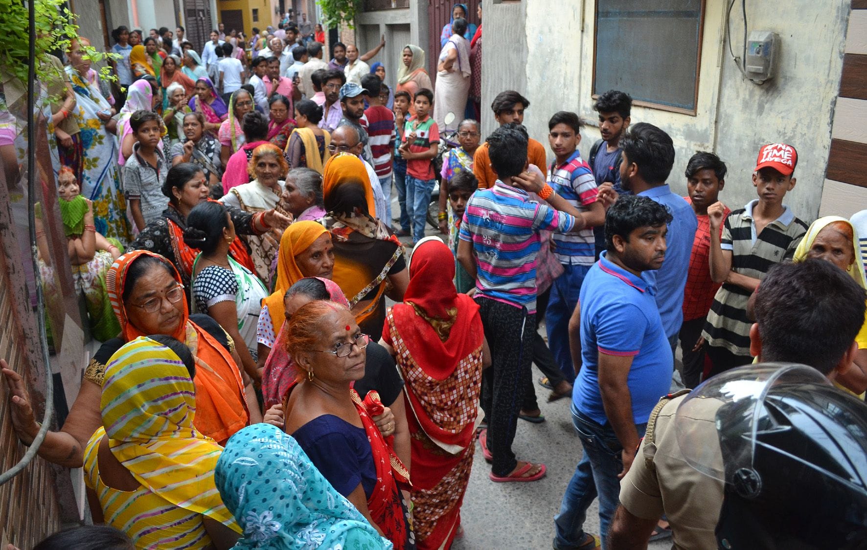 भाजपा पार्षद के घर के बाहर हंगामा करते स्थानीय लोगों की लगी भीड़। भाजपा पार्षद के घर के बाहर हंगामा करते स्थानीय लोगों की लगी भीड़।