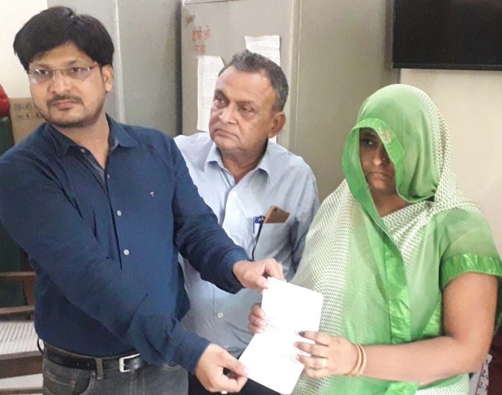 संडवा चंद्रिका ब्लाक के रसूलपुर गुलरहा पंचायत उपचुनाव में विजयी प्रत्याशी को प्रमाण पत्र देते आ संडवा चंद्रिका ब्लाक के रसूलपुर गुलरहा पंचायत उपचुनाव में विजयी प्रत्याशी को प्रमाण पत्र देते आ