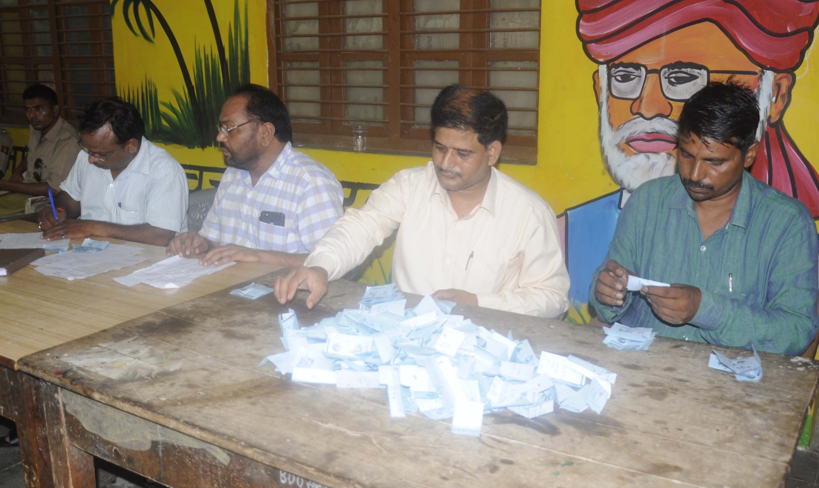 सदर ब्लाक में पंचायत उपचुनाव में मतगणना करते कर्मचारी। सदर ब्लाक में पंचायत उपचुनाव में मतगणना करते कर्मचारी।