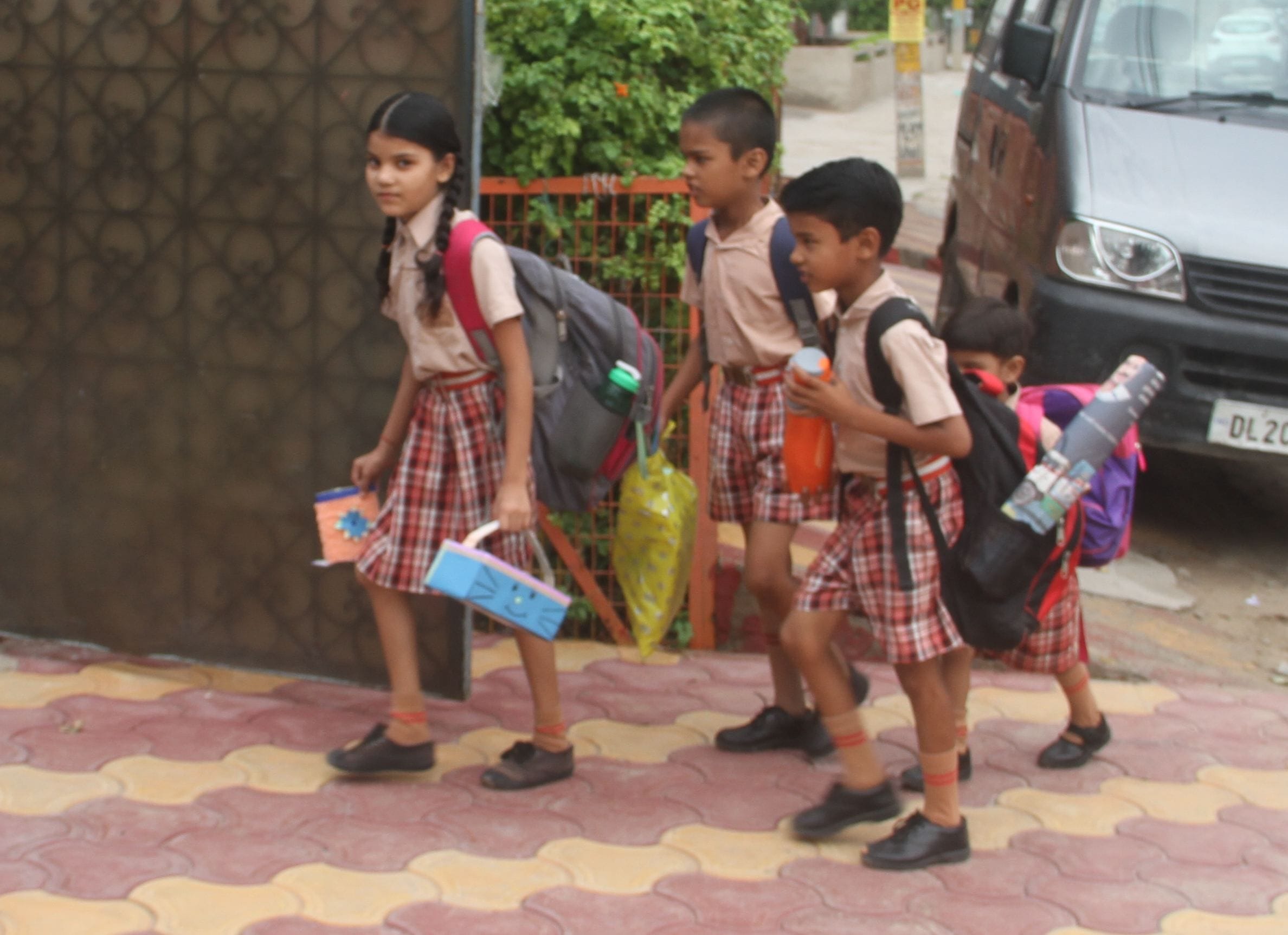 एक माह की छुट्टियों के बाद स्कूल जाते बच्चें एक माह की छुट्टियों के बाद स्कूल जाते बच्चें
