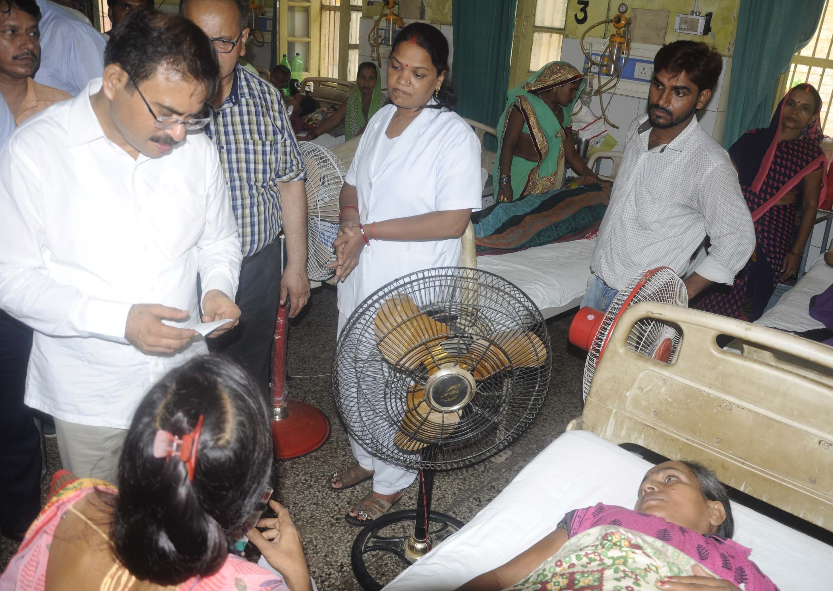 जिला अस्पताल में डीएम के निरीक्षण के दौरान मरीज द्वारा वार्ड में लगाया गया निजी पंखा। जिला अस्पताल में डीएम के निरीक्षण के दौरान मरीज द्वारा वार्ड में लगाया गया निजी पंखा।
