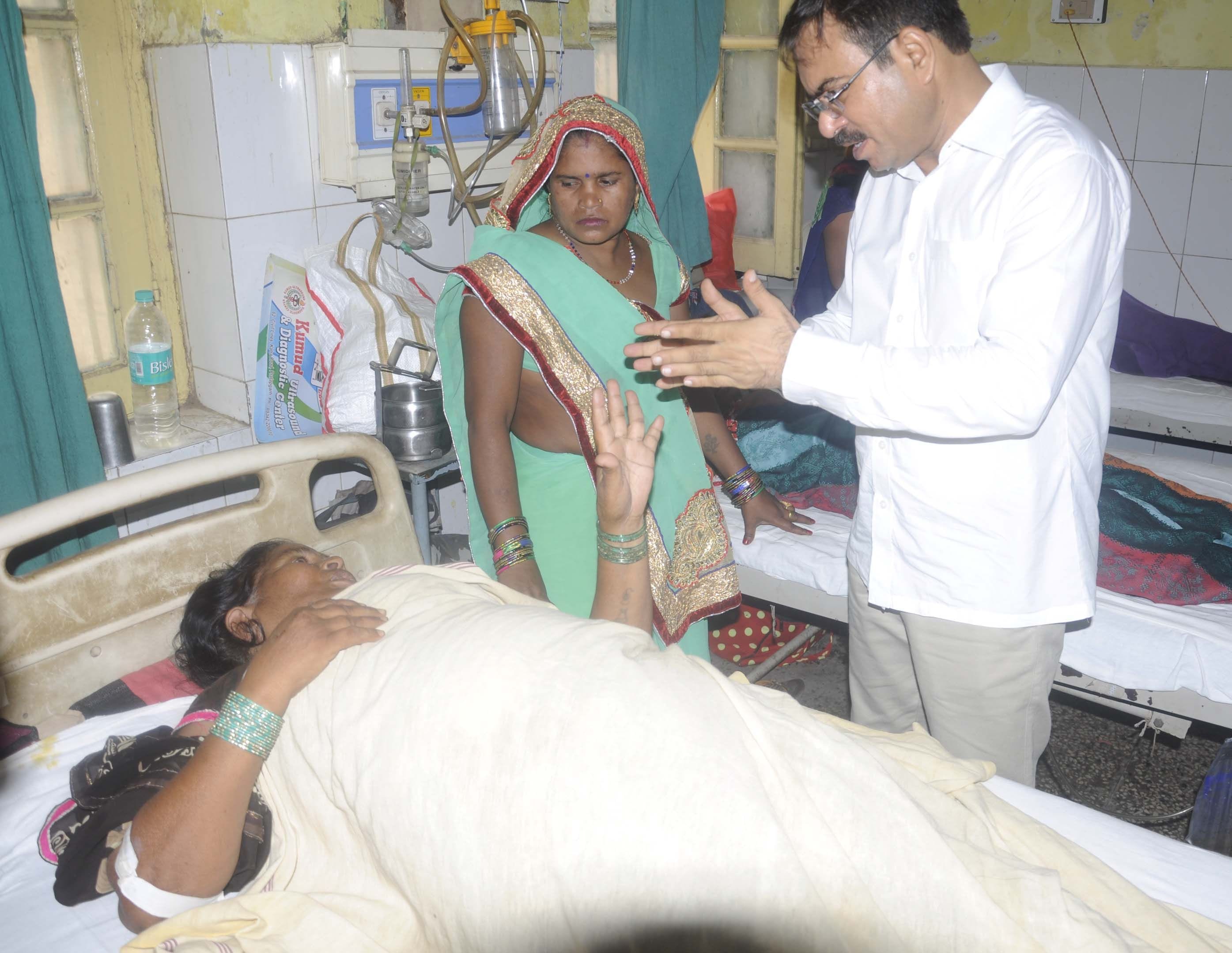 जिला अस्पताल में औचक निरीक्षण के दौरान मरीज से पूछताछ करते डीएम मार्कान्डेय शाही। जिला अस्पताल में औचक निरीक्षण के दौरान मरीज से पूछताछ करते डीएम मार्कान्डेय शाही।
