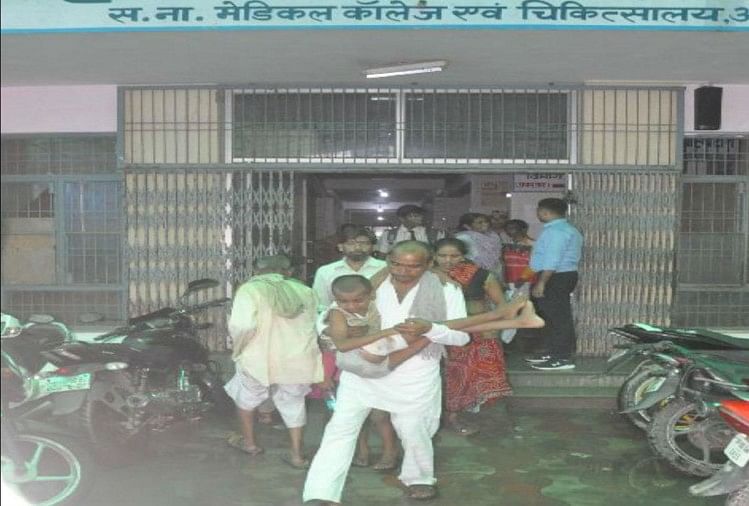 एसएन मेडिकल कॉलेज से बाहर निकलते मरीज (फाइल फोटो)
