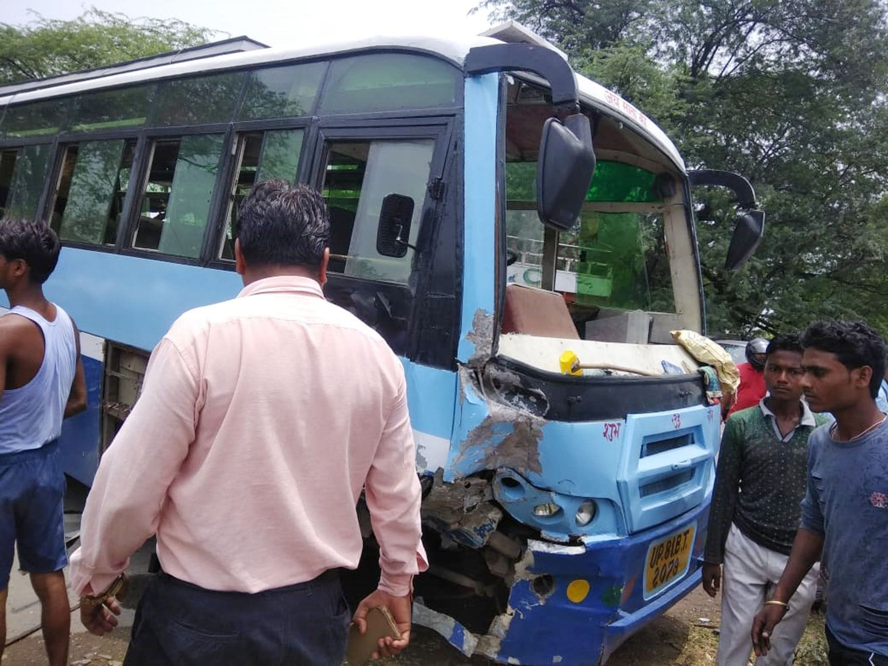 मडराक के निकट प्राइवेट बस व कार में हुई भिडंत। मडराक के निकट प्राइवेट बस व कार में हुई भिडंत।