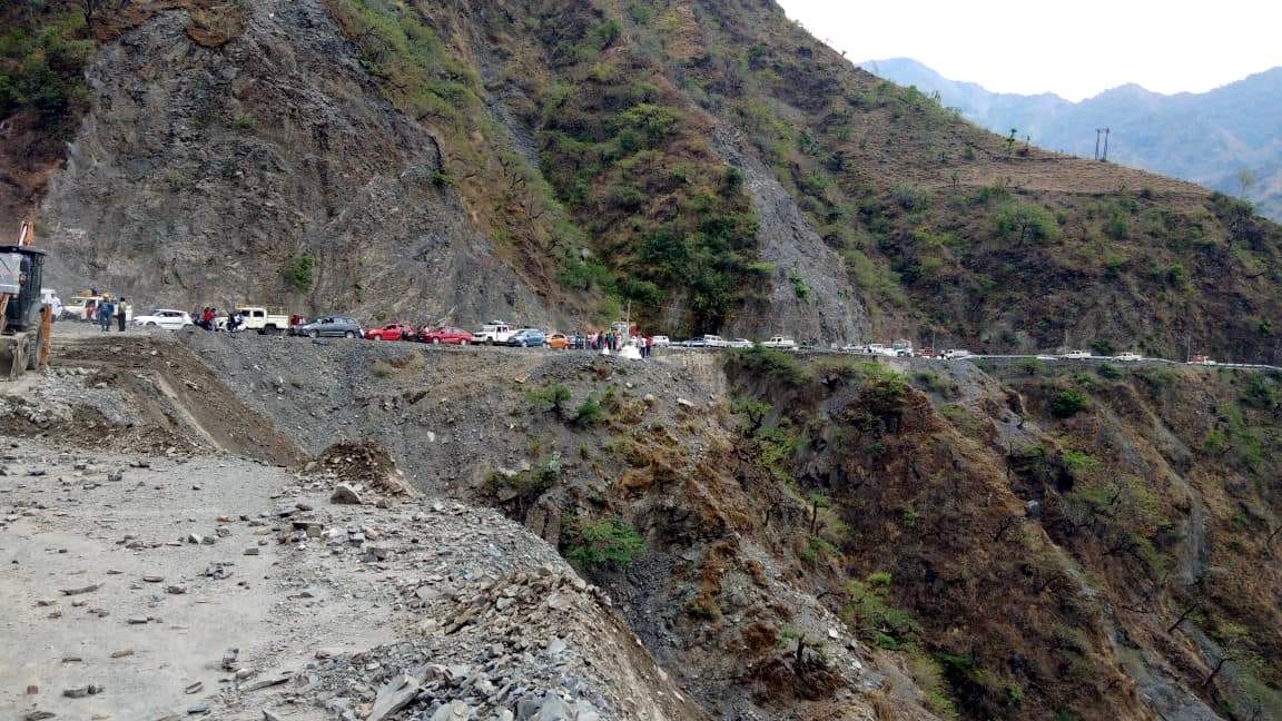 कालसी-चकराता मोटर मार्ग पर जजरेट के पास मलबा आने से सड़क किनारे लगी वाहनों की कतार।