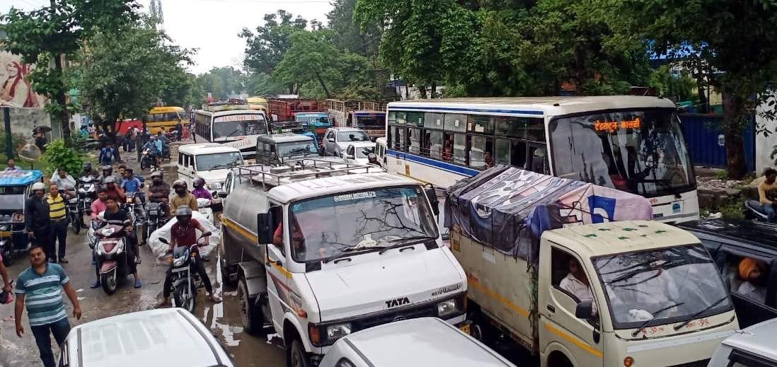 सेलाकुई के पास सड़क पर पानी भरने के कारण लगा जाम। सेलाकुई के पास सड़क पर पानी भरने के कारण लगा जाम।