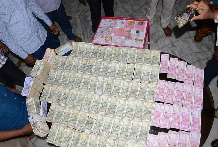 एंटी करप्शन ब्यूरो ने कैश और सोने की ज्वैलरी बरामद की