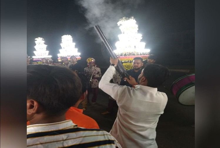 शादी समारोह में बंदूक से फायर करते भाजपा नेता