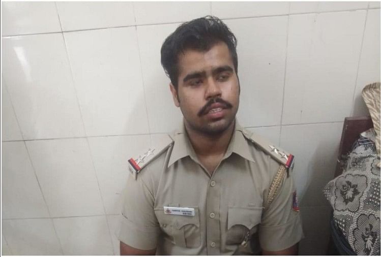 सब इंस्पेक्टर होने का झूठा दावा करने वाला युवक करोल बाग मेट्रो स्टेशन से गिरफ्तार सब इंस्पेक्टर होने का दावा करता युवक