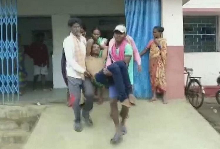 वर्ल्ड कप सेमीफाइनल में भारतीय टीम की हार से दुखी युवक ने खाया जहर युवक को अस्पताल ले जाते लोग