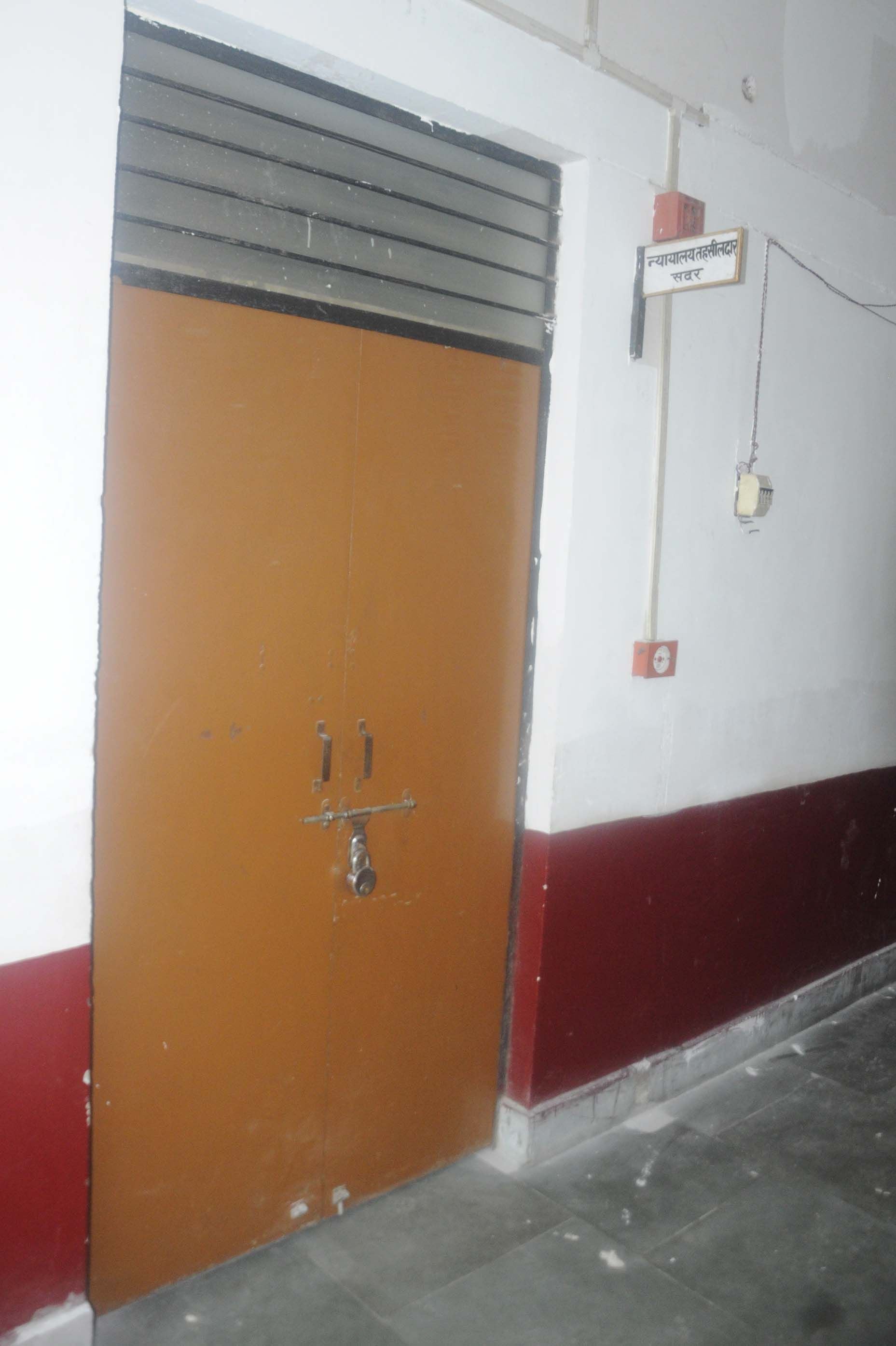 सदर तहसील में नौ बजकर बत्तीस मिनट पर बंद तहसीलदार कार्यालय। सदर तहसील में नौ बजकर बत्तीस मिनट पर बंद तहसीलदार कार्यालय।