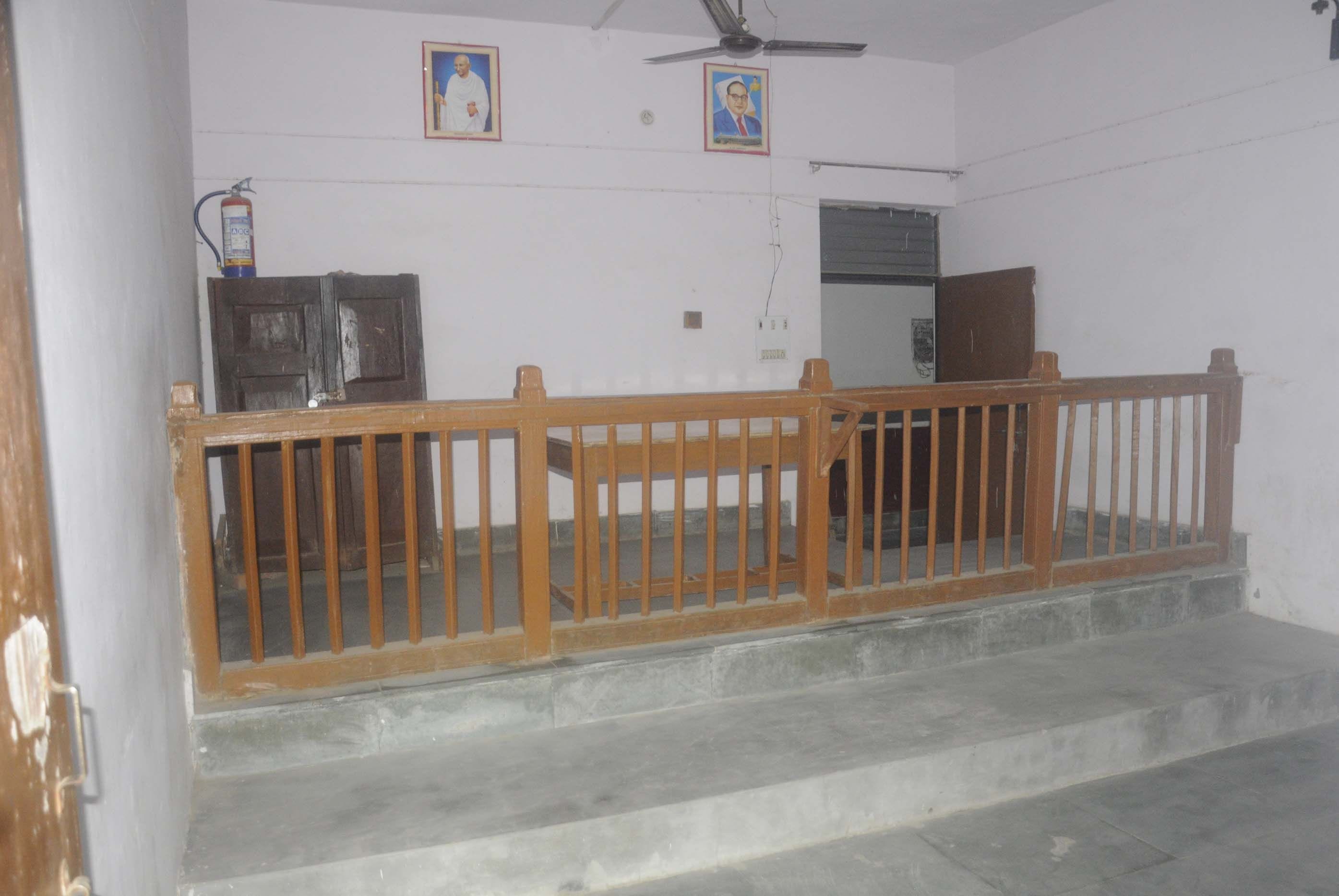 सदर तहसील में नायब तहसीलदार नगर का नौ बजकर पैंतीस मिनट पर खाली पड़ा कक्ष। सदर तहसील में नायब तहसीलदार नगर का नौ बजकर पैंतीस मिनट पर खाली पड़ा कक्ष।