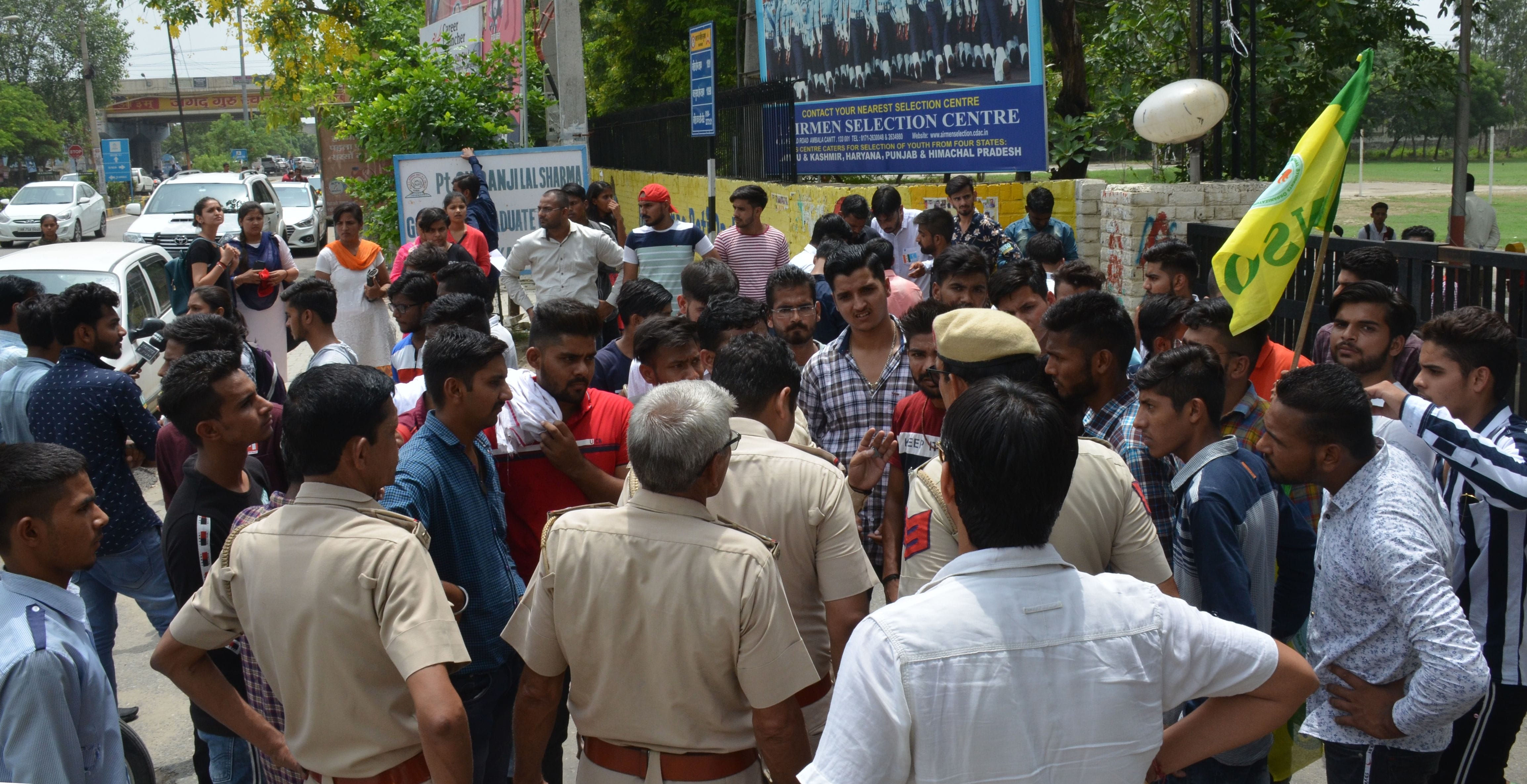 करनाल: फीस वृद्वि के विरोध में पंडित चिरंजीलाल शर्मा पीजी कालेज का मुख्य गेट बंद कर प्रदर्शन करते करनाल: फीस वृद्वि के विरोध में पंडित चिरंजीलाल शर्मा पीजी कालेज का मुख्य गेट बंद कर प्रदर्शन करते