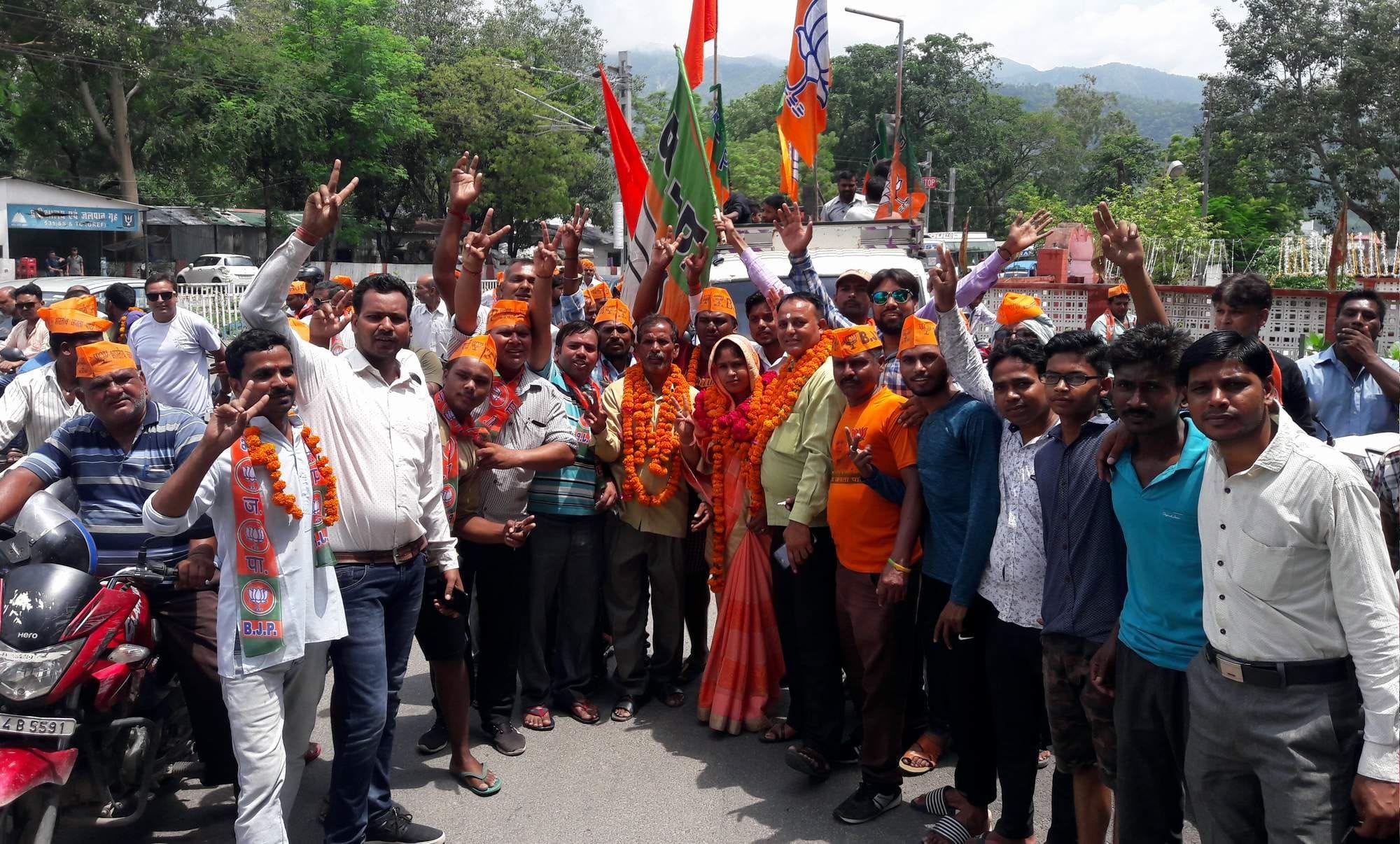  उपचुनाव में विजयी होने के बाद पार्षद प्रियंका यादव के साथ विजय जुलूस निकालते कार्यकर्ता।