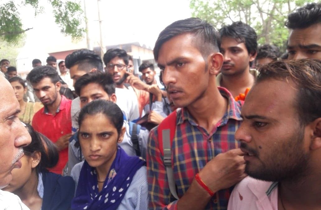 2 बसों की समस्या को लेकर रोडवेज अधिकारी से उलझते बलियाली गांव के विद्यार्थी 2 बसों की समस्या को लेकर रोडवेज अधिकारी से उलझते बलियाली गांव के विद्यार्थी