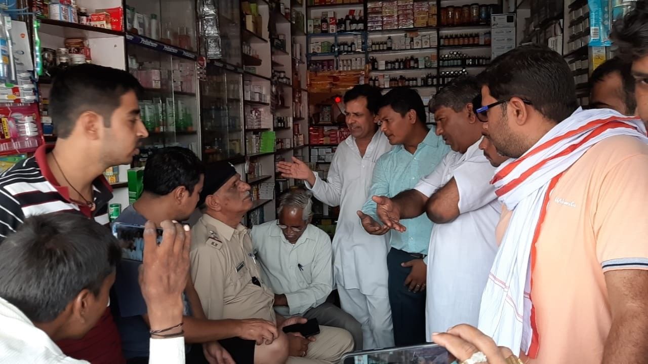 25 दादरी गेट परहुए विवाद के दौरान ट्रैफिक इंचार्ज सुभाष को समस्या बताते हुए दुकानदार 25 दादरी गेट परहुए विवाद के दौरान ट्रैफिक इंचार्ज सुभाष को समस्या बताते हुए दुकानदार