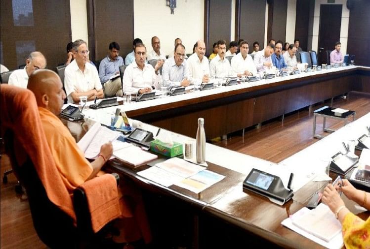 लखनऊ में ब्रज तीर्थ विकास बोर्ड की बैठक लेते मुख्यमंत्री योगी आदित्यनाथ