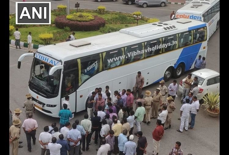 विधानसभा से रिजॉर्ट रवाना हुए भाजपा विधायक