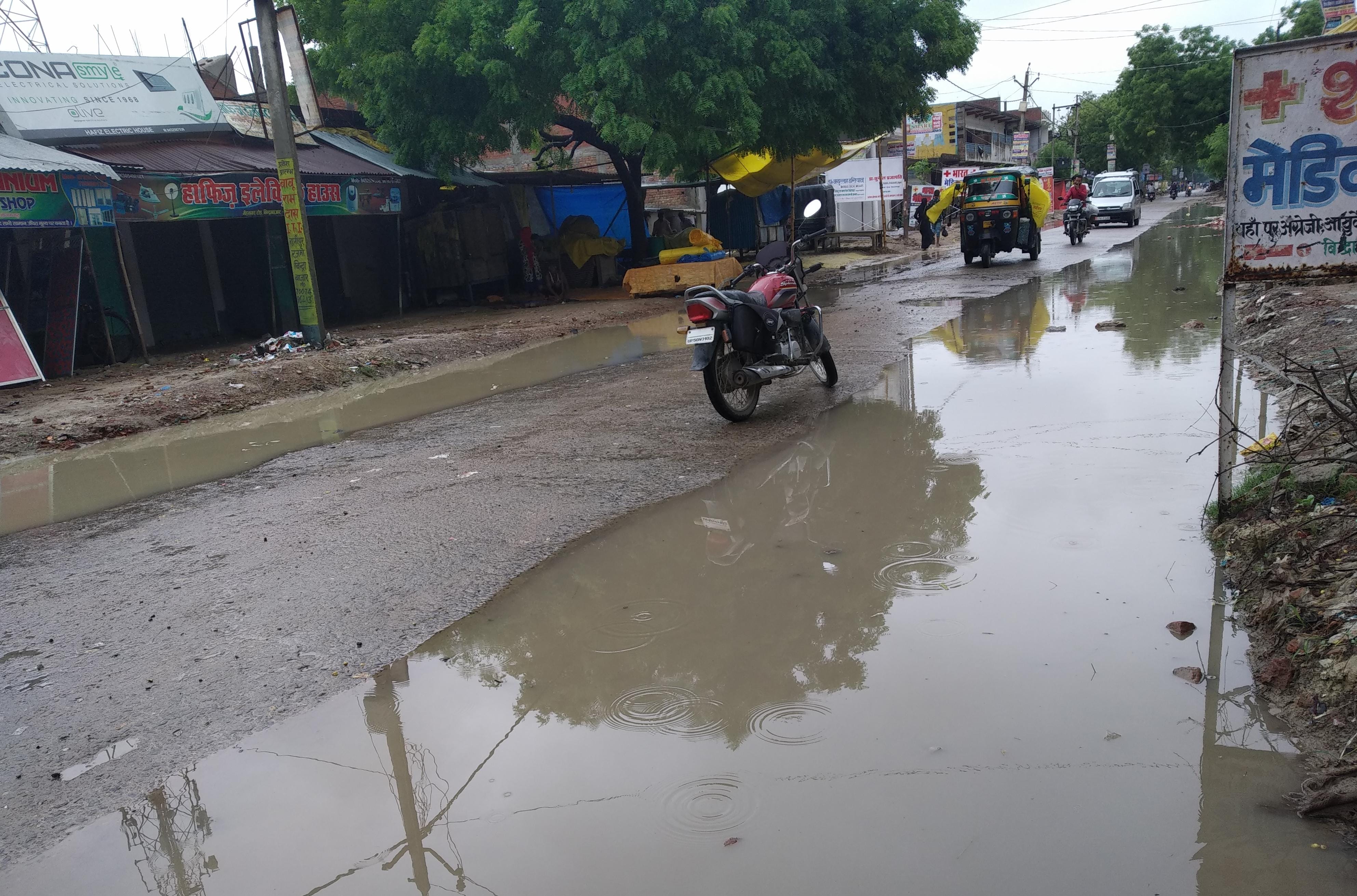 बिंद्राबाजर मेहनगर रोड पर लगा बारिश का पानी। बिंद्राबाजर मेहनगर रोड पर लगा बारिश का पानी।