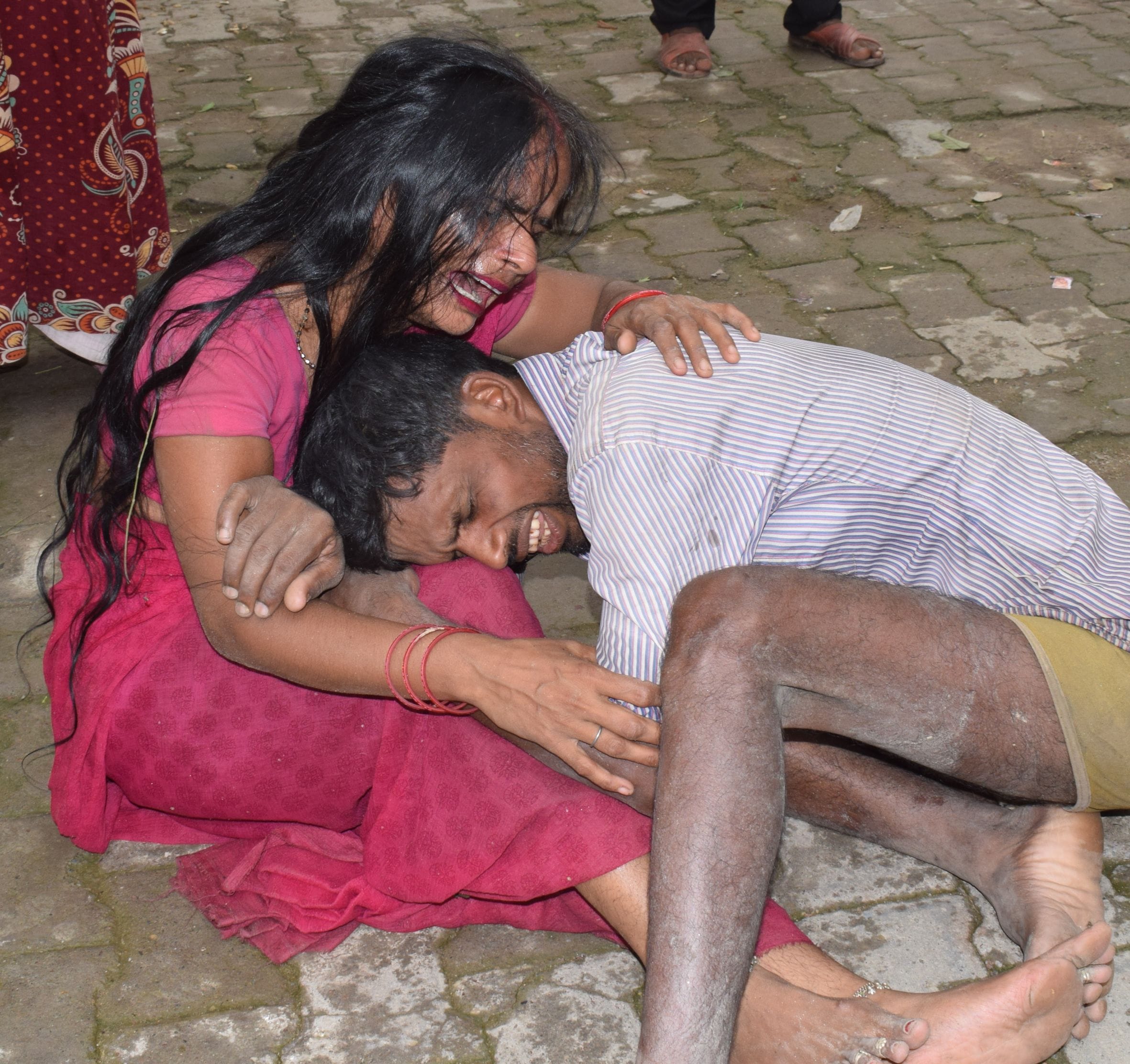 हरदोई में अवैध खनन के गड्ढे में डूबकर हुई दो बेटों की मौत पर बिलखती मां राजकुमारी और पिता राधेश्य? हरदोई में अवैध खनन के गड्ढे में डूबकर हुई दो बेटों की मौत पर बिलखती मां राजकुमारी और पिता राधेश्य?