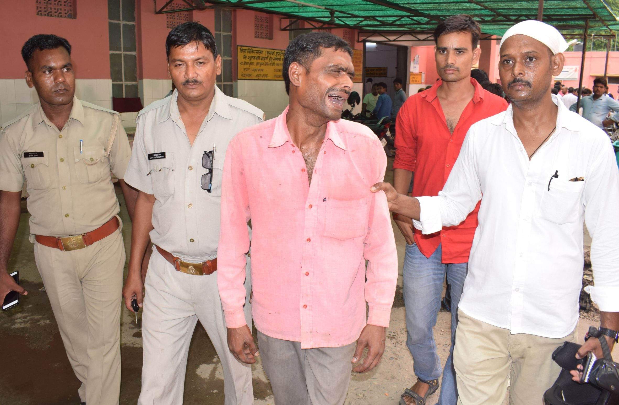 हरदोई में मृतक गोपी के पिता आनंद को ढांढस बंधाकर ले जाते भाजयुमो के महामंत्री अर्जुन सिंह। अमर उज हरदोई में मृतक गोपी के पिता आनंद को ढांढस बंधाकर ले जाते भाजयुमो के महामंत्री अर्जुन सिंह। अमर उज