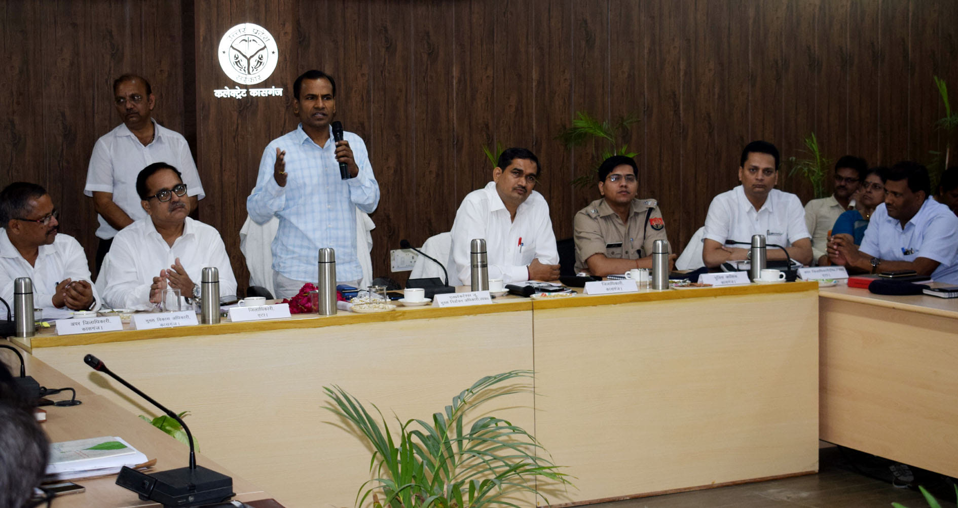 कासगंज कलक्ट्रेट सभागार में आयोजित कार्यक्रम में बोलते राज्य के मुख्य चुनाव आयुक्त एल वैंक्टेश? कासगंज कलक्ट्रेट सभागार में आयोजित कार्यक्रम में बोलते राज्य के मुख्य चुनाव आयुक्त एल वैंक्टेश?