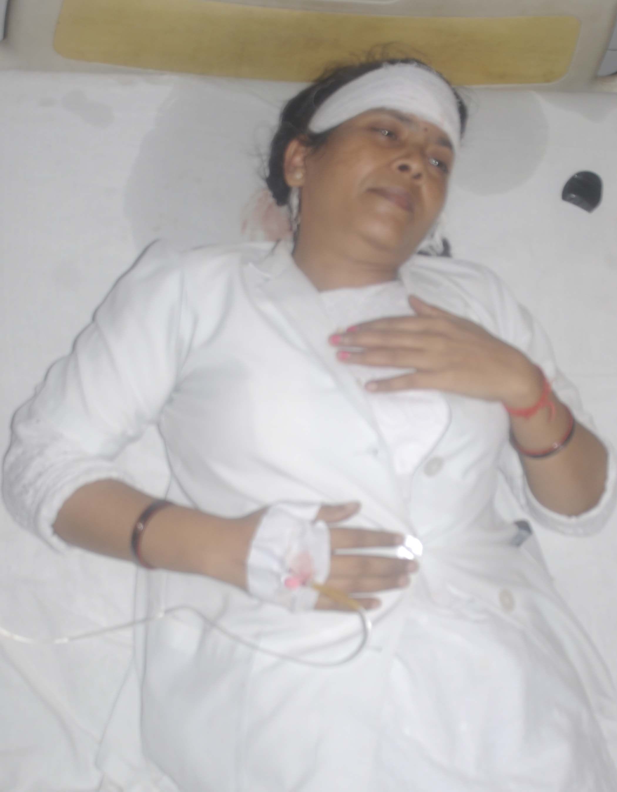 जिला अस्पताल के पोषण पुर्नवास केंद्र के छत से टूटकर पंखा गिरने से घायल नर्स पूजा।