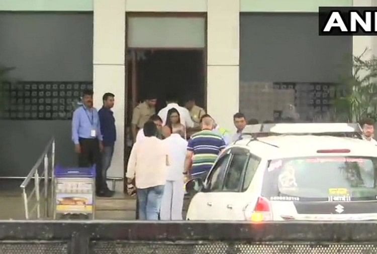 कर्नाटक: सदन में बहुमत सिद्ध करेगी कुमारस्वामी सरकार, शिरडी रवाना हुए बागी विधायक शिरडी के लिए रवाना होते कर्नाटक के बागी विधायक