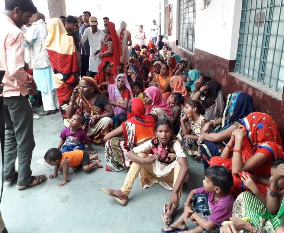 हरदोई सवायजपुर में तहसील परिसर में बरामदें में बैठीं महिलाएं। अमर उजाला हरदोई सवायजपुर में तहसील परिसर में बरामदें में बैठीं महिलाएं। अमर उजाला