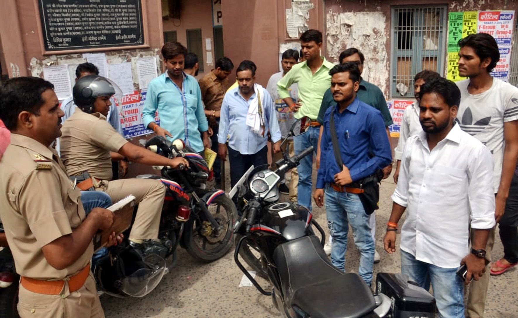 वार्ष्णेय महाविद्यालय में झगड़े की सूचना पर पहुंची पुलिस घटना की जानकारी लेती।