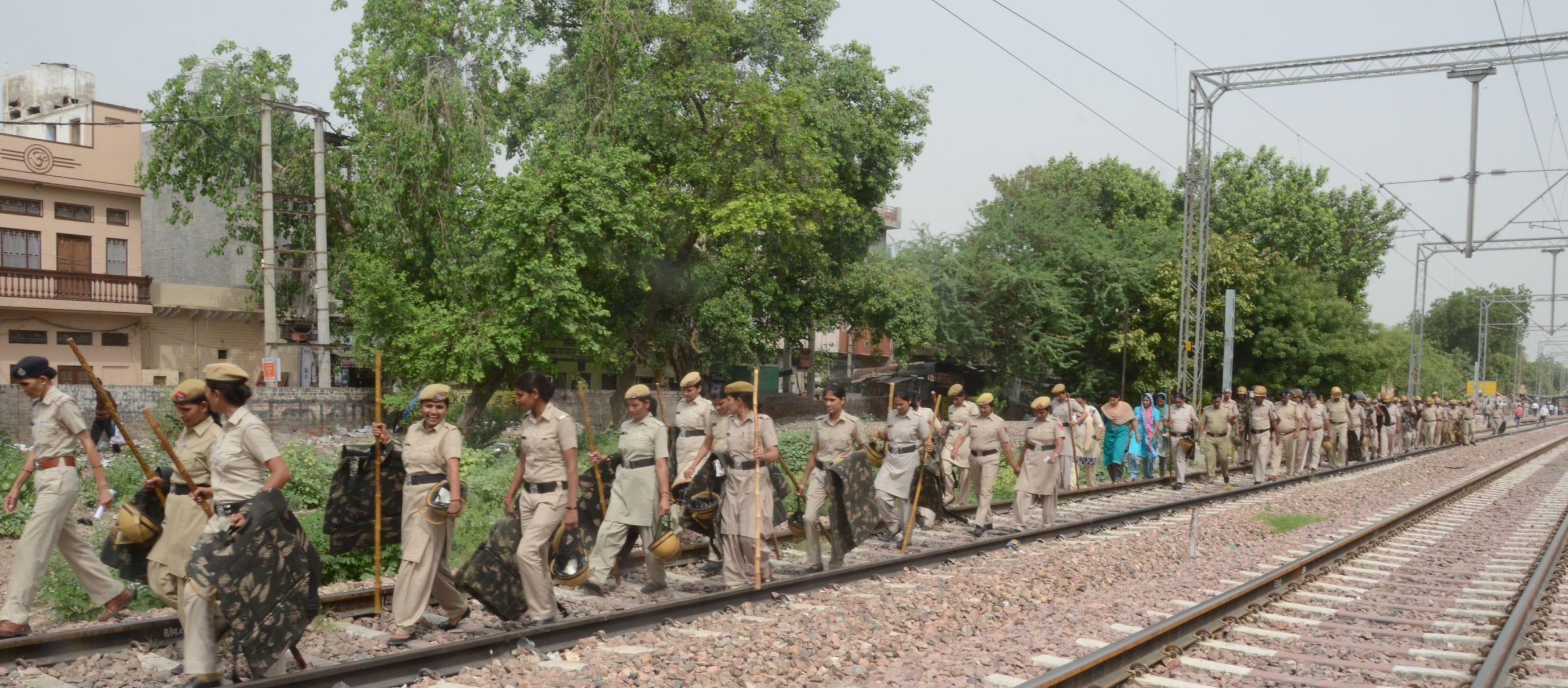 फोटो 08  रेलवे ट्रैक पर पेट्रोलिंग करती पुलिस टुकड़ी।