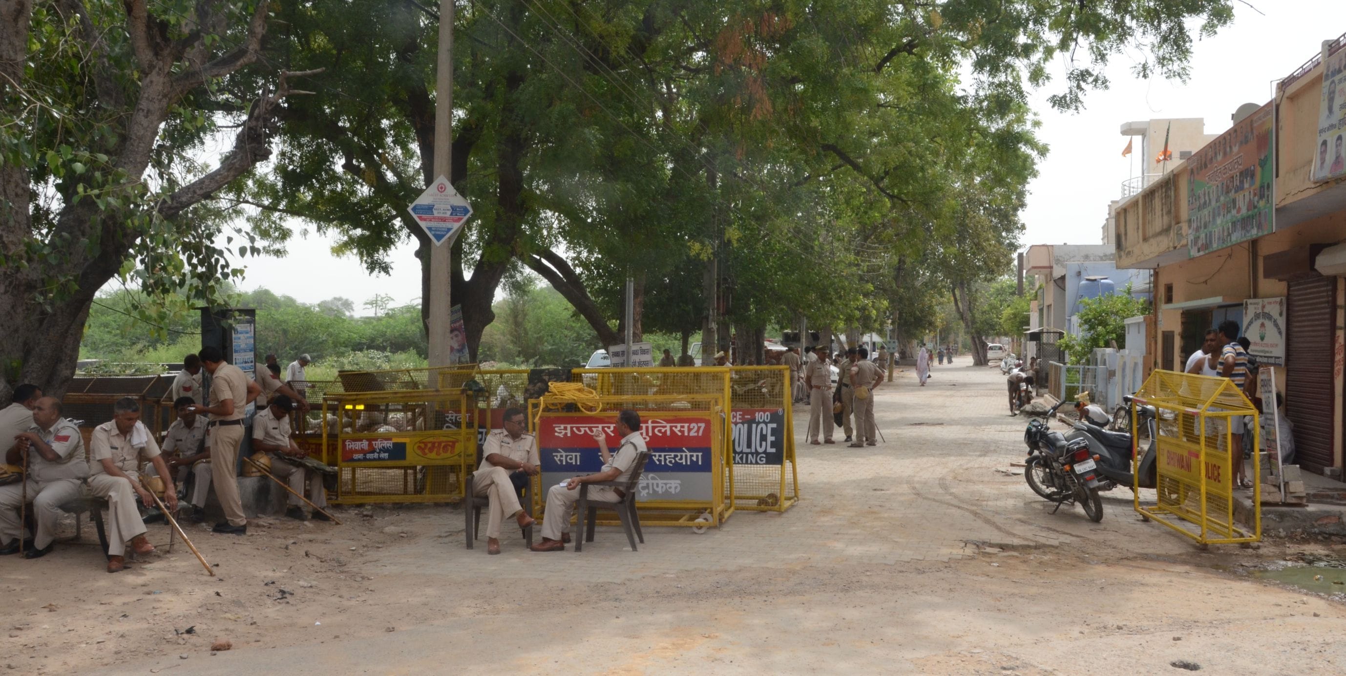 फोटो 09  गांधी नगर मोड़ पर लगाए गए बैरिकेड्स व तैनात पुलिस फोर्स।