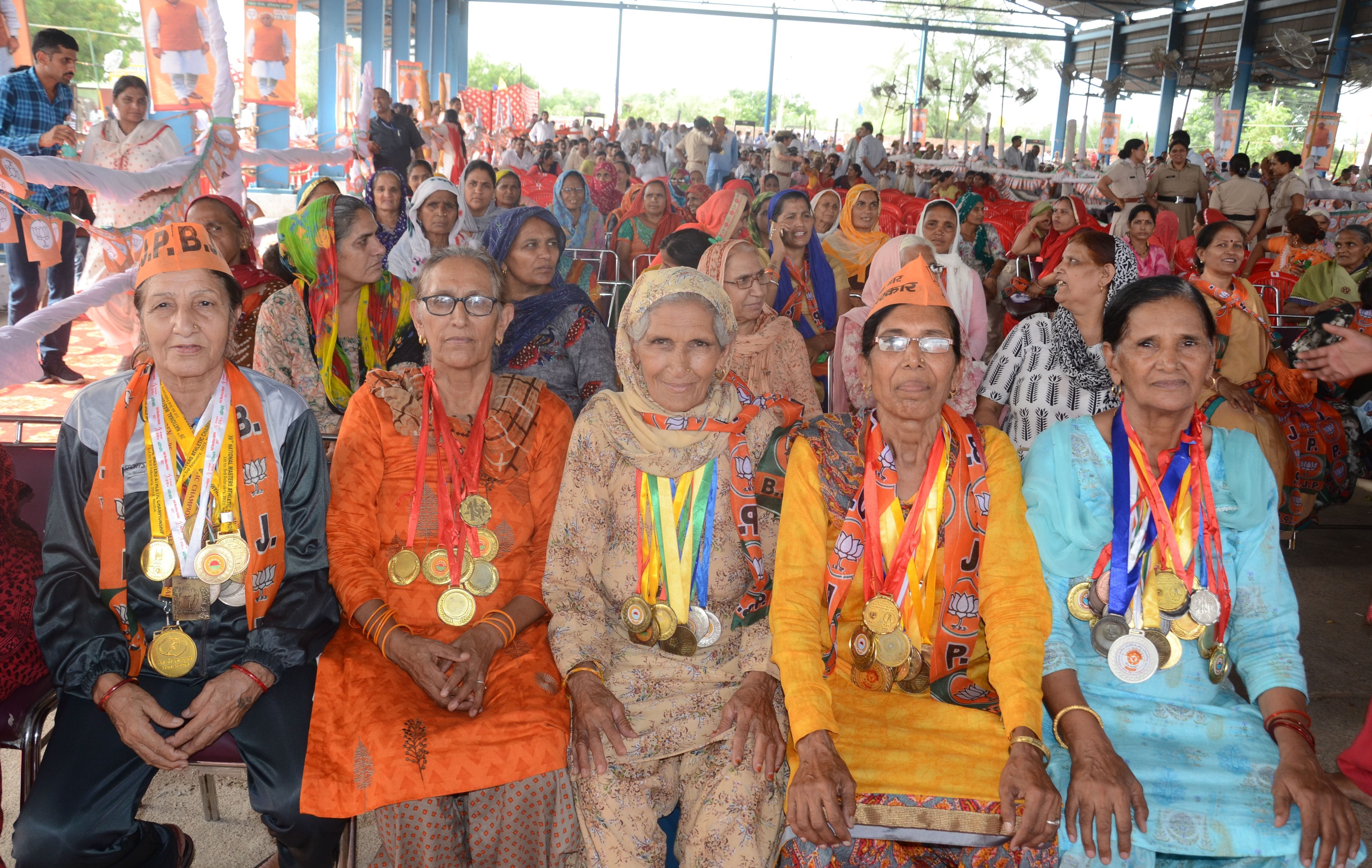 फोटो 35  आयोजनस्थल पर मेडल पहनकर पहुंची बुजुर्ग महिला धावक।