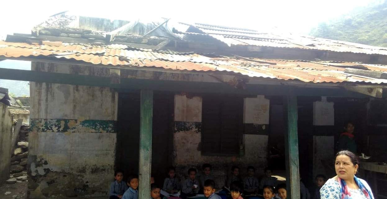 बदहाल पड़े प्राथमिक विद्यालय त्यूनी में पढ़ाई करते छात्र। बदहाल पड़े प्राथमिक विद्यालय त्यूनी में पढ़ाई करते छात्र।