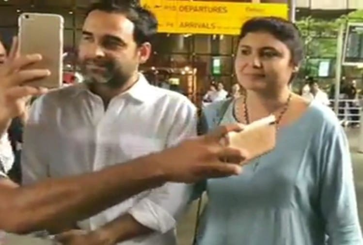 Fans Clicked Selfie When Pankaj Tripathi Spotted At Airport With Wife à¤à¤¬ à¤à¤¯à¤°à¤ª à¤° à¤ à¤ªà¤° à¤ª à¤à¤ à¤¤ à¤° à¤ª à¤  à¤ à¤¸ à¤¥ à¤« à¤¸ à¤¨ à¤ à¤² à¤ à¤ à¤¸ à¤² à¤« à¤¤ à¤¹ à¤° à¤¨ à¤ªà¤° à¤¶ à¤¨ à¤¨à¤à¤° à¤à¤ à¤à¤¨à¤ à¤ªà¤¤ à¤¨