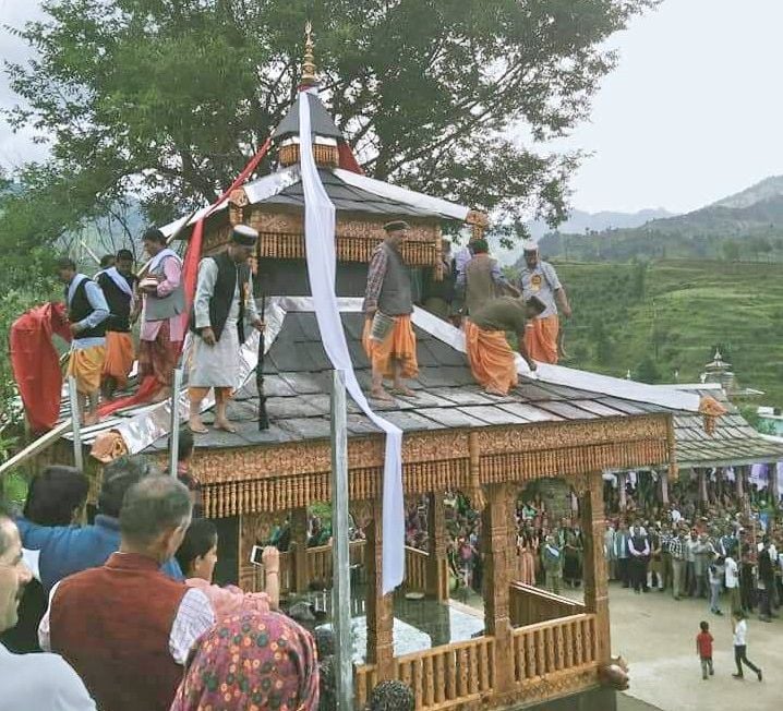 बलसा में मंदिर की प्राण प्रतिष्ठा यज्ञ में शिखा पूजन की रस्म अदा करते हुए बलसा में मंदिर की प्राण प्रतिष्ठा यज्ञ में शिखा पूजन की रस्म अदा करते हुए