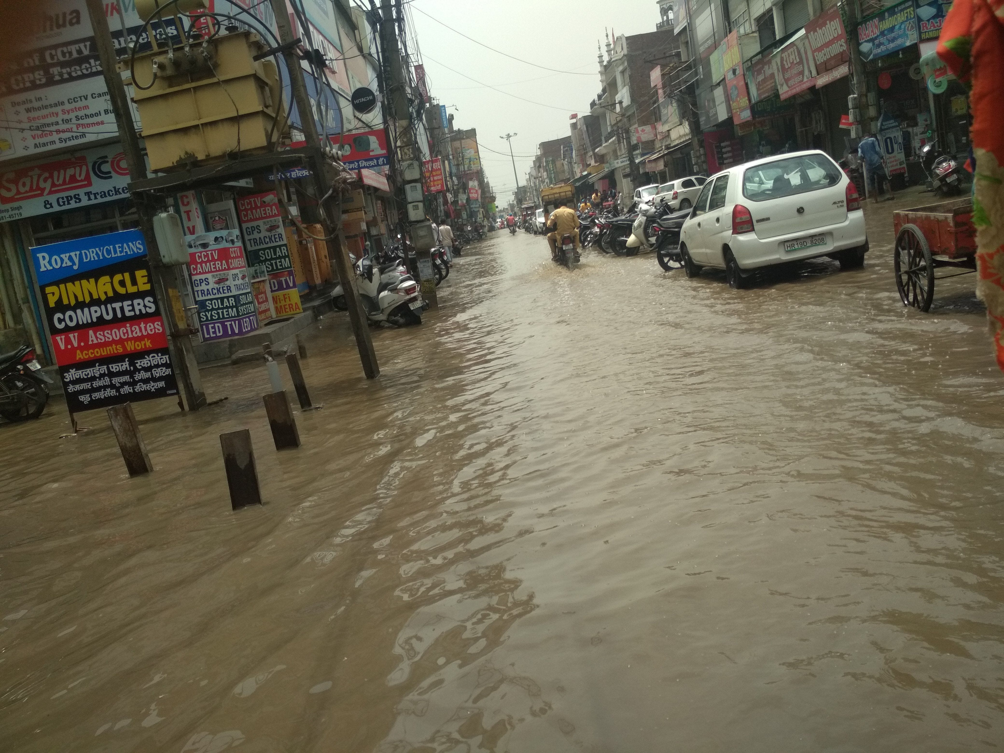 बारिश होने पर बाजार में मौजूद बारिश का पानी।