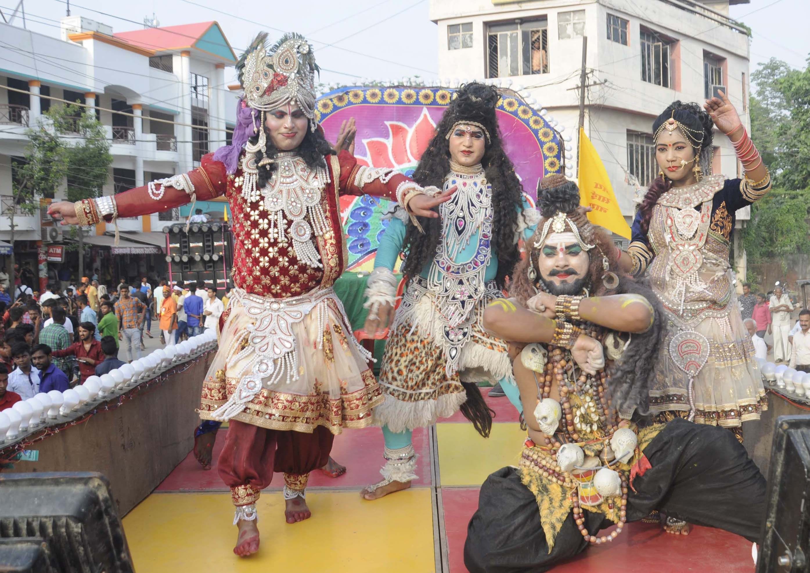 गुरू पूर्णिमा महोत्सव पर बलीपुर सांई धाम से निकली शोभायात्रा में शामिल कलात्मक झांकी।