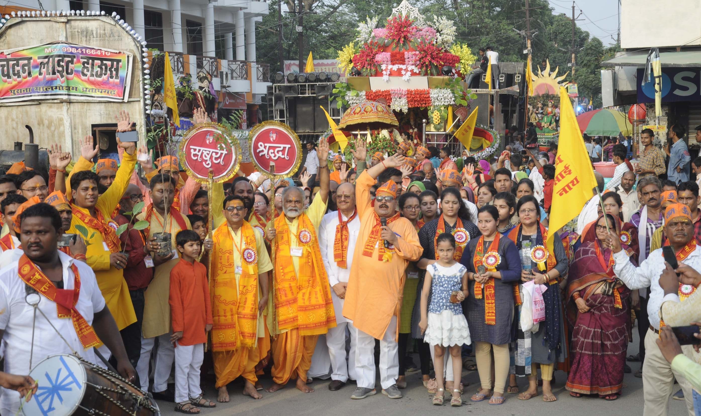 गुरू पूर्णिमा महोत्सव पर बलीपुर सांई धाम से निकली शोभायात्रा में शामिल श्रद्धालु।