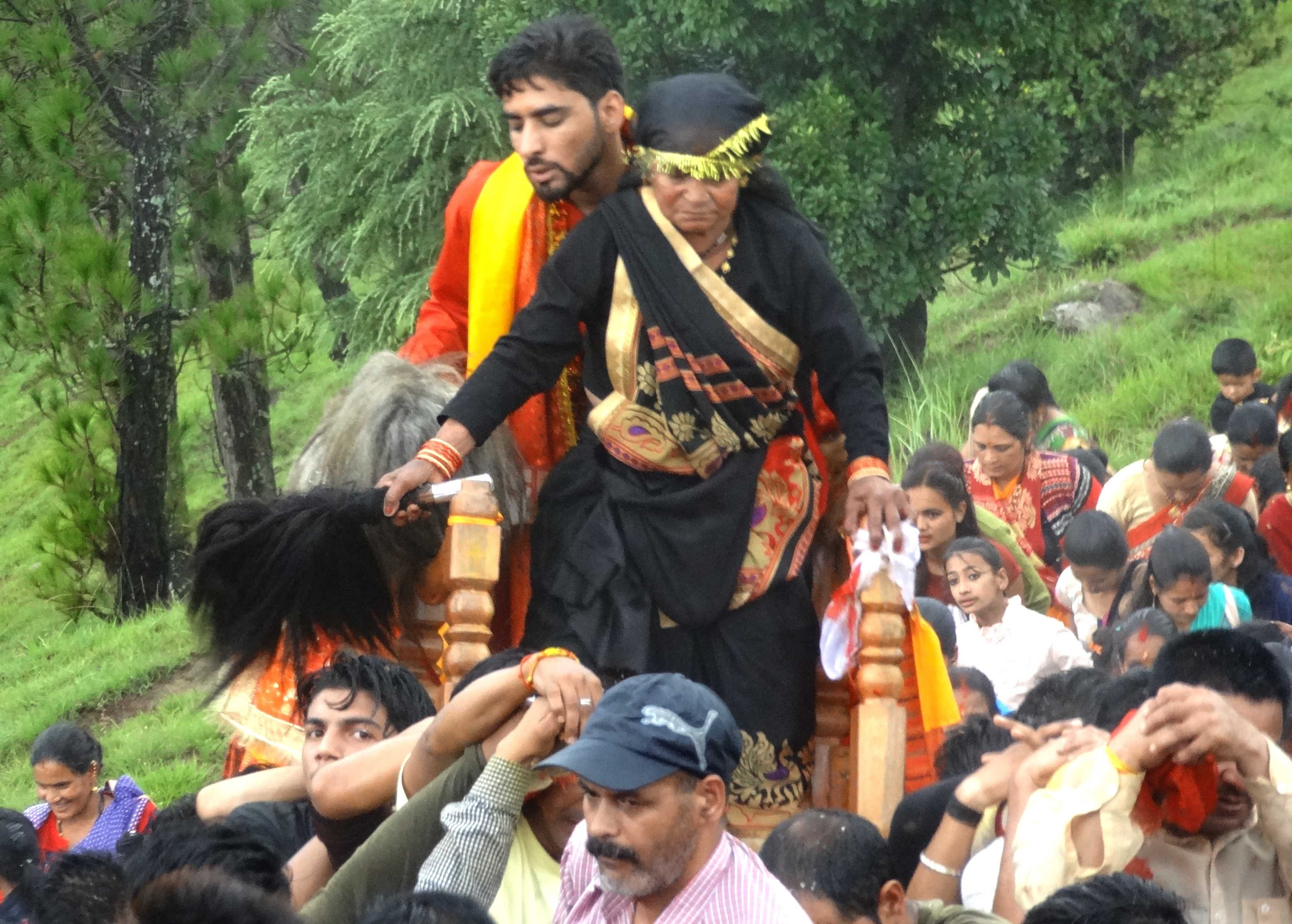 दुर्गम चढाई को पार करते हुए कलीगांव से देवीधार की ओर रवाना होती देवी रथ यात्रा।
